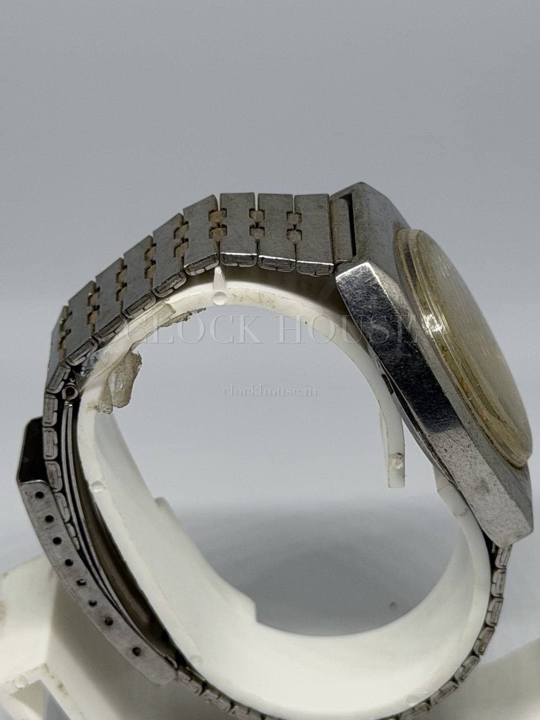 HMT Chetan vintage hand-wound watch, gold dial, view 4