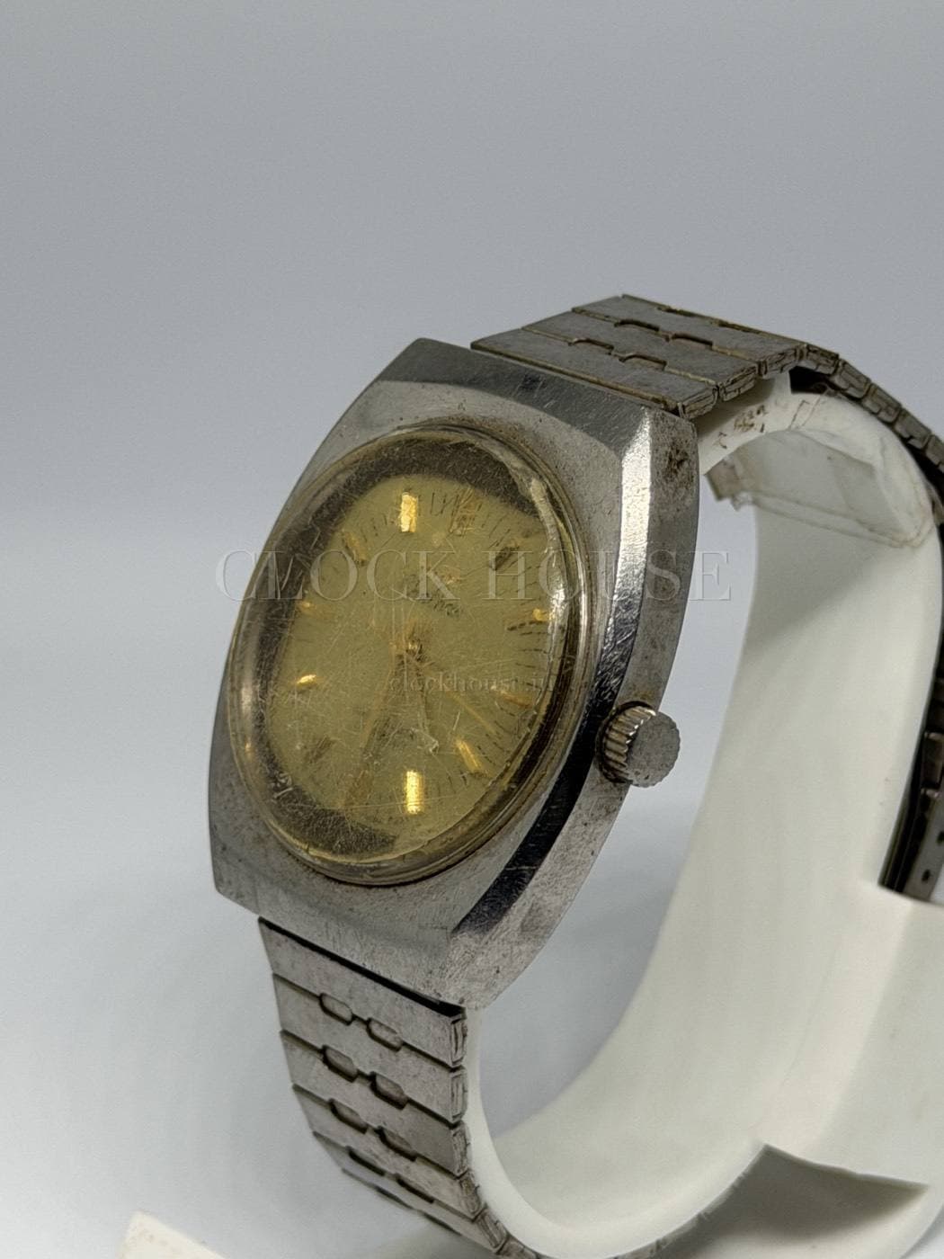 HMT Chetan vintage hand-wound watch, gold dial, view 5