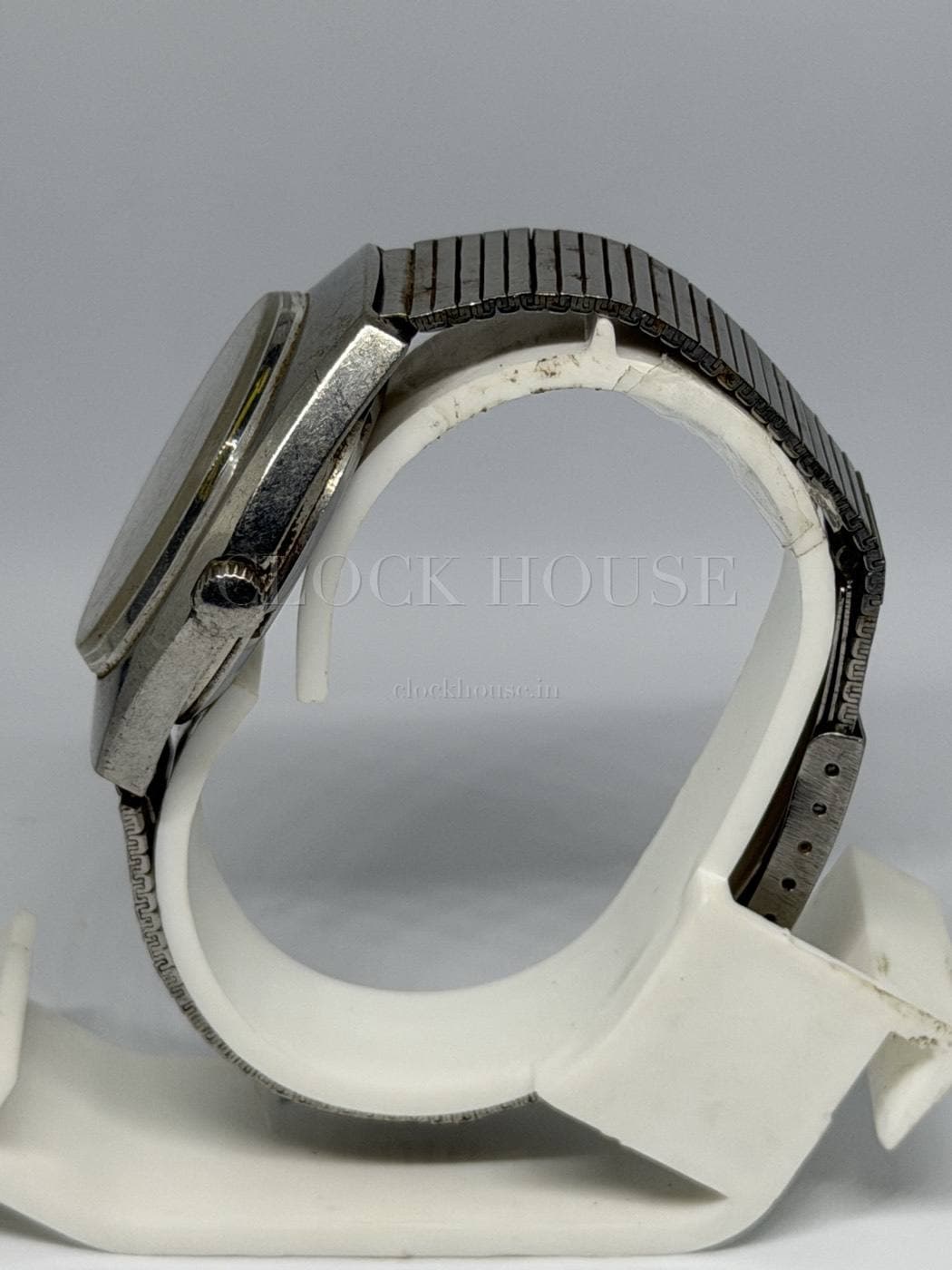 HMT Para Shock case profile and crown