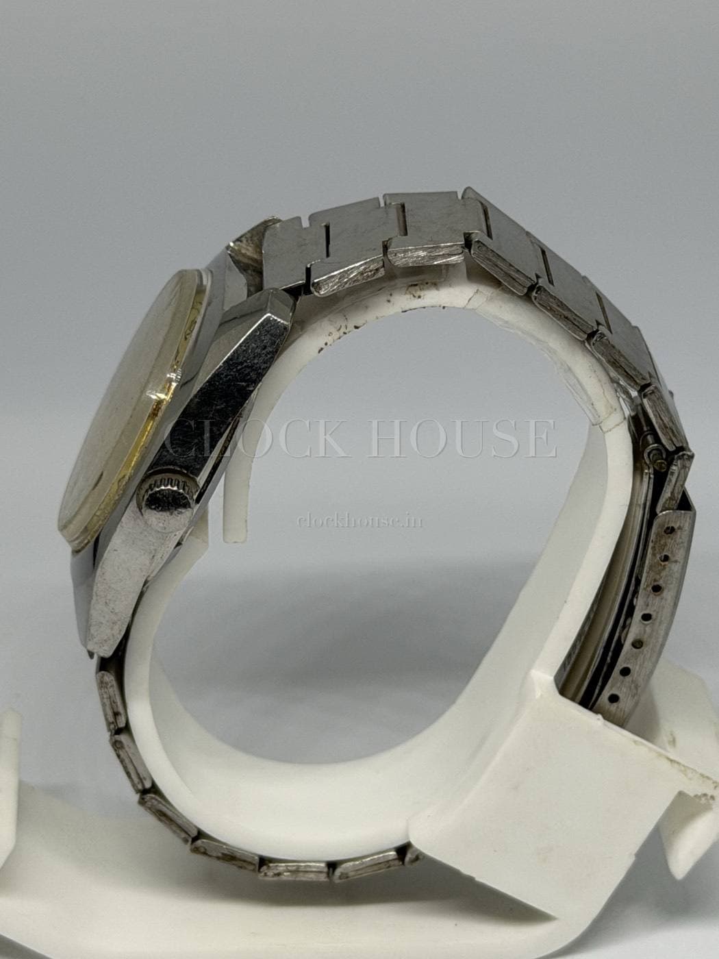 HMT Sundar case profile and crown