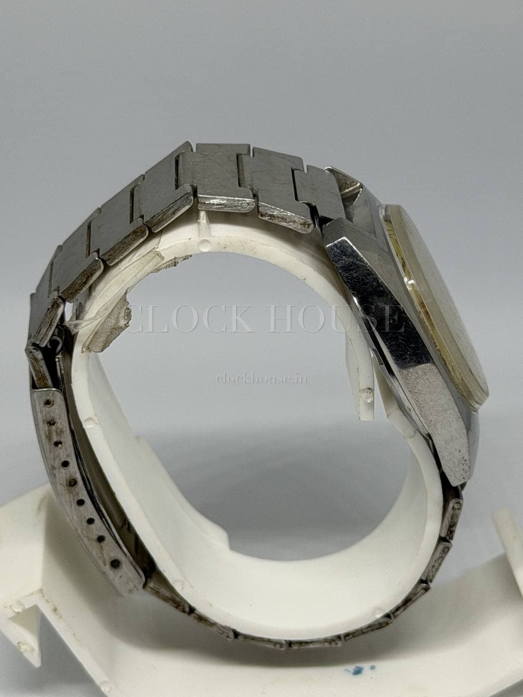 HMT Sundar cushion case side profile on its steel bracelet