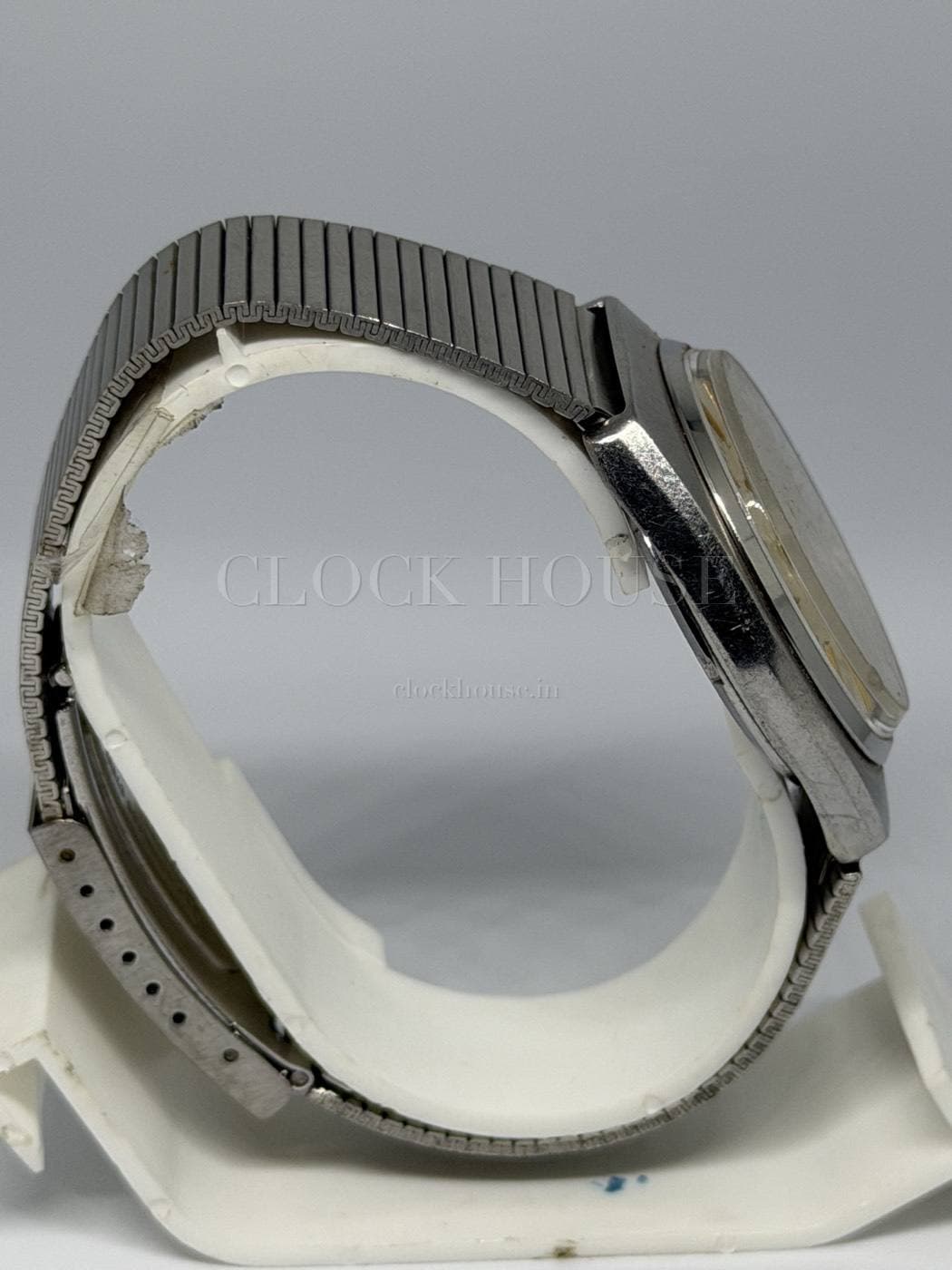 HMT Surya side profile on its expandable steel bracelet